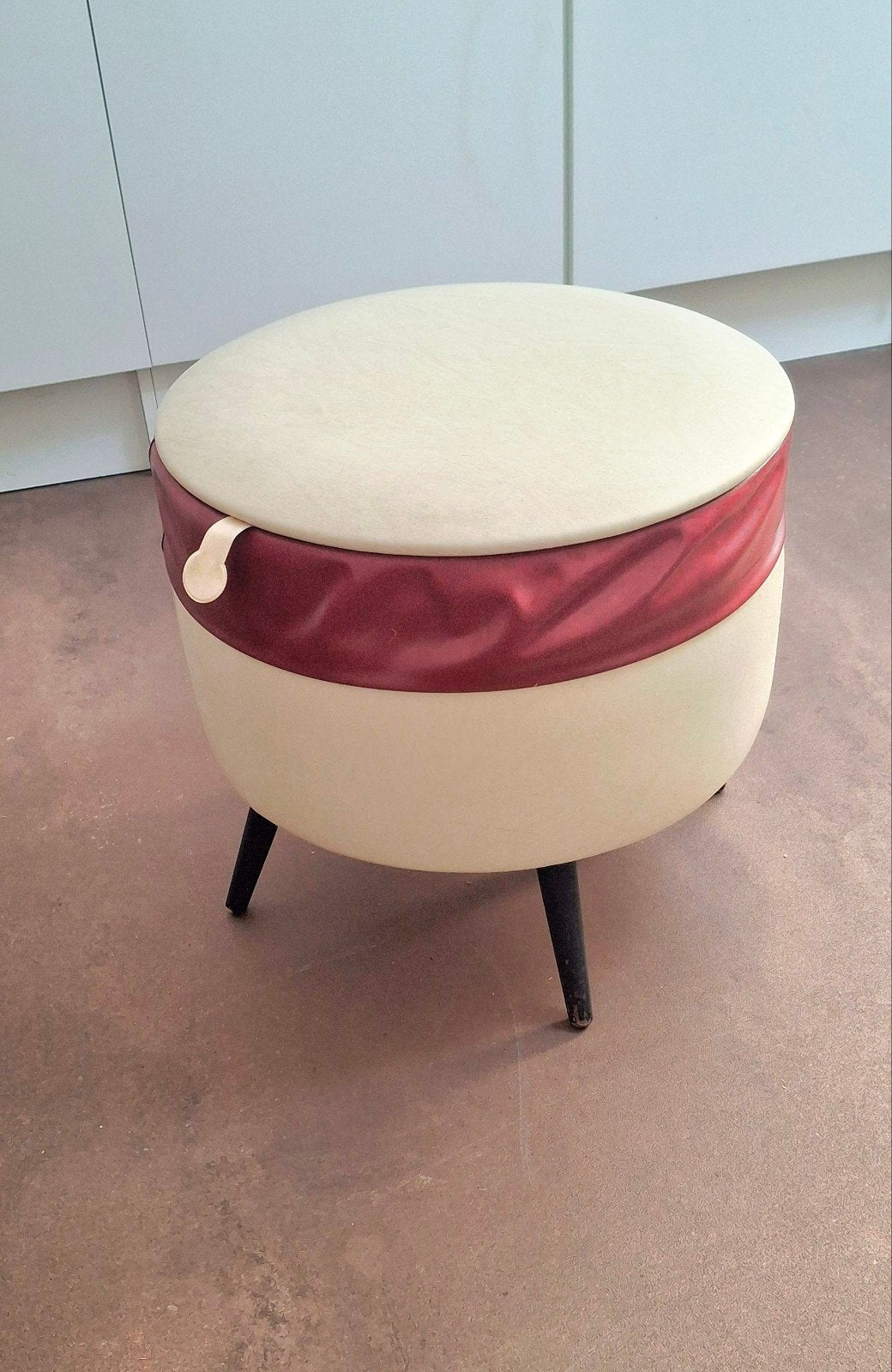 Vintage FM opberg/naaipoef. Wijnrood met beige., Ophalen of Verzenden, Rond, Minder dan 50 cm, Minder dan 50 cm