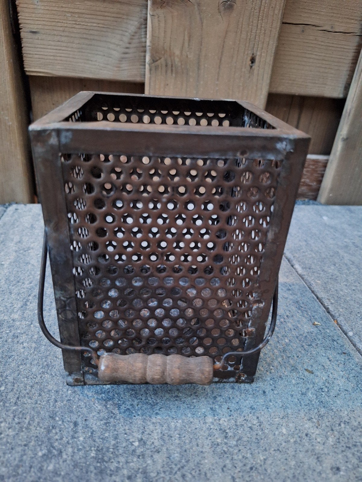 Verroeste licht metalen lantaarn met houten handvat, Gebruikt, Ophalen of Verzenden, Metaal, Bruin