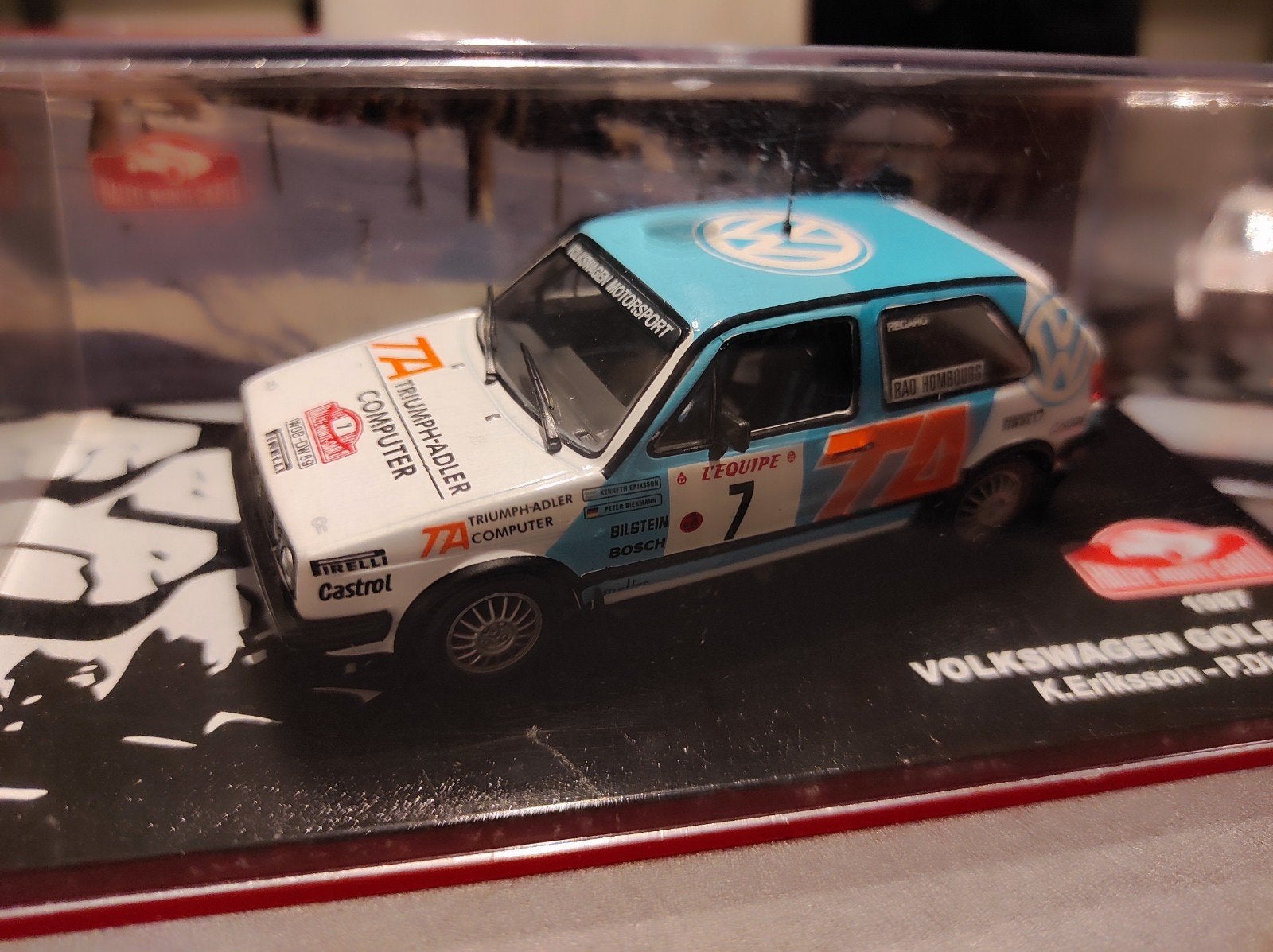 Volkswagen Golf GTI Ralley Monte Carlo 1987 1:43 in vitrine, Hobby en Vrije tijd, Modelauto's | 1:43, Ophalen of Verzenden, Auto