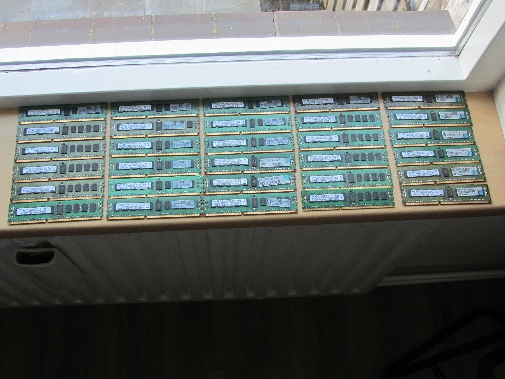 30x Samsung 2GB PC3-10600 DDR3-1333MHz ECC Registered CL9, Computers en Software, RAM geheugen, Zo goed als nieuw, Server, 2 GB