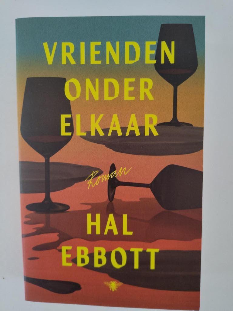'Vrienden onder elkaar' door Hal Ebbott, Ophalen of Verzenden, Gelezen
