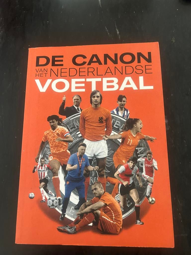DE CANON van het NEDERLANDSE VOETBAL 2021, Boeken, Sportboeken, Verzenden, Zo goed als nieuw, Balsport
