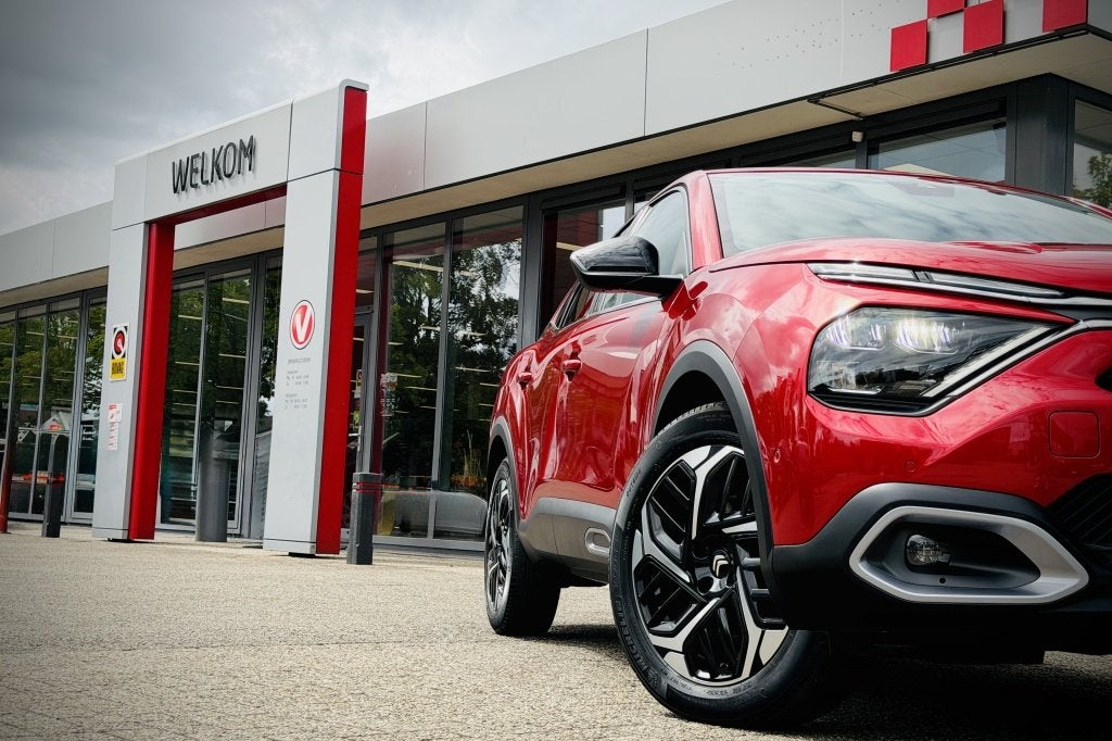 Citroën C4 X 1.2 130PK Shine | HUD | CAMERA | ADAPTIEVE CRU, 12 maanden, Gebruikt, 1199 cc, Leder en Stof
