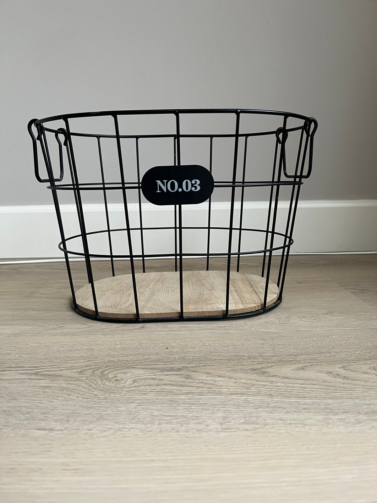 Zwarte metalen mand met houten bodem - No.03, Overige materialen, Mand, Ophalen of Verzenden, Zo goed als nieuw