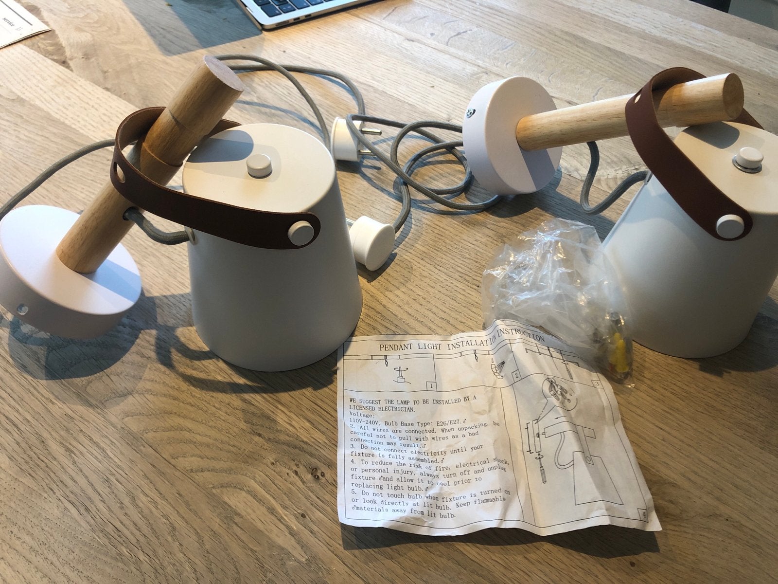 Set van 2 moderne hanglampen met hout en leer, Ophalen of Verzenden, Nieuw