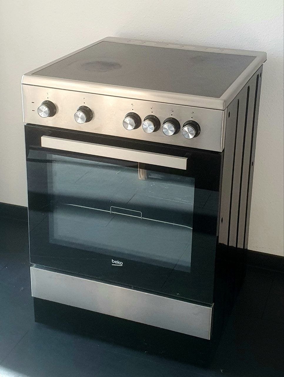 Beko Vrijstaand Elektrisch Fornuis met Oven, Witgoed en Apparatuur, Ophalen, Gebruikt, 60 cm of meer, 4 kookzones