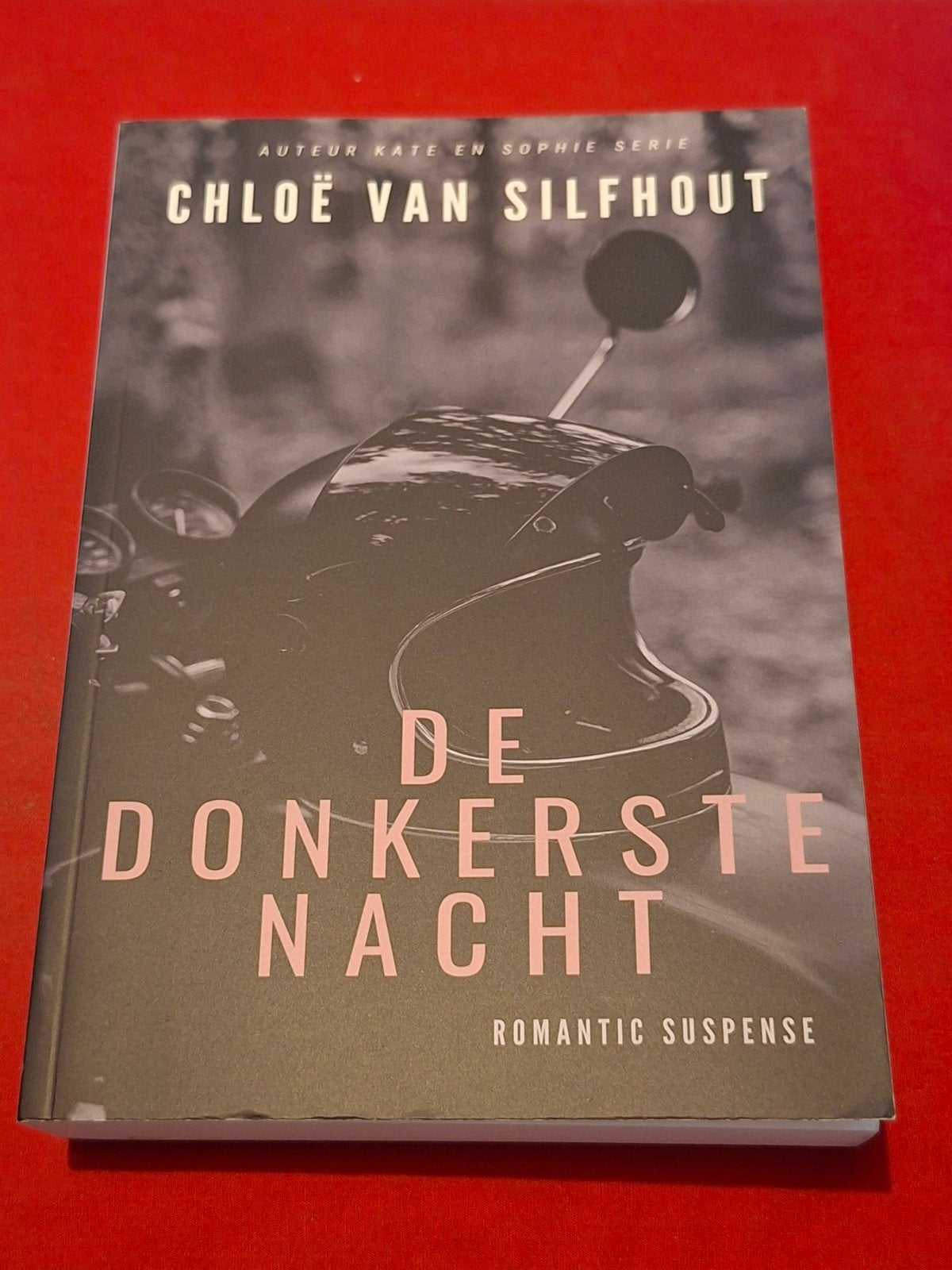 GESIGNEERD De donkerste nacht. Chloe van Silfhout. 2024, Ophalen of Verzenden, Zo goed als nieuw