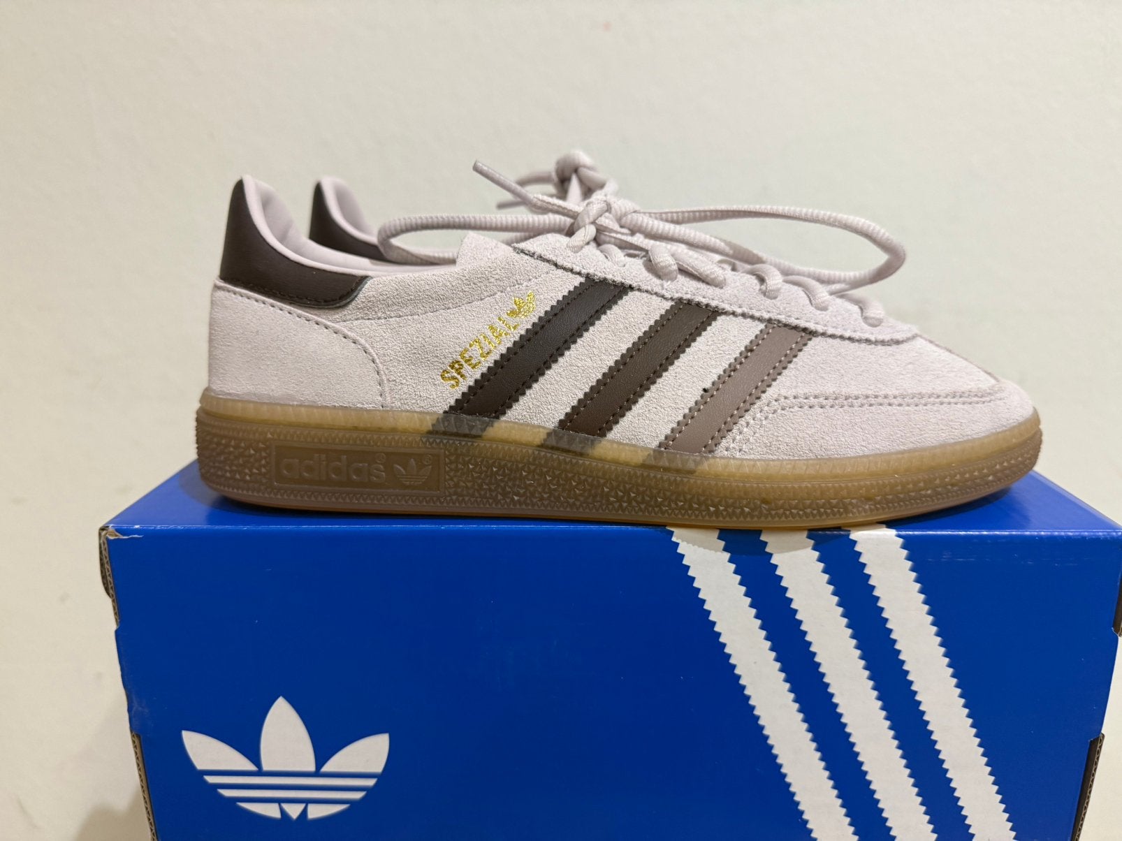 Te koop nieuwe Adidas Handball Spezial maat 38, Kleding | Dames, Schoenen, Postlaan 3, Nieuw, Ophalen of Verzenden, Sneakers of Gympen