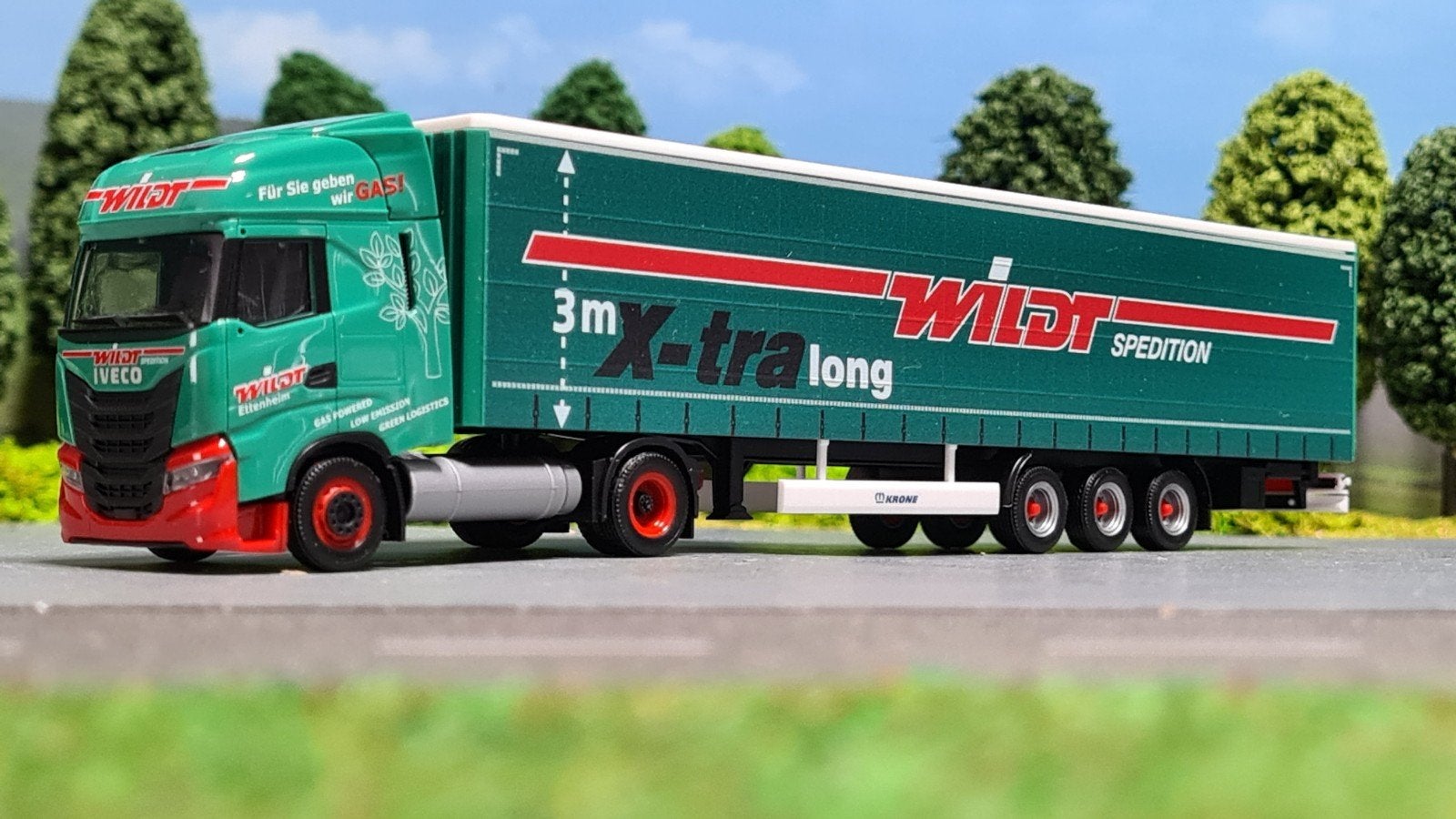118 Herpa 1:87 Wildt Spedition Iveco + 14.90 meter oplegger, Ophalen of Verzenden, Nieuw, Bus of Vrachtwagen, Herpa