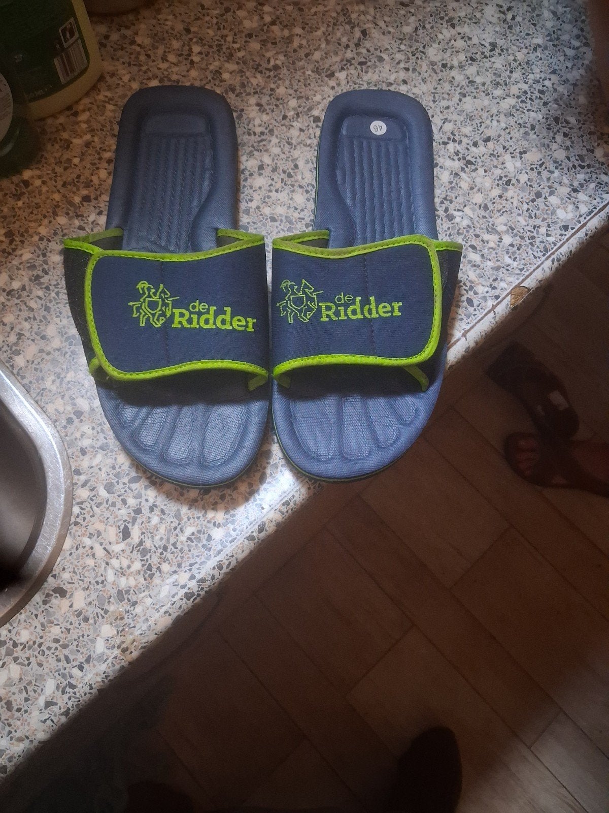 Bajes slippers maat 46, Ophalen, Overige maten, Zwart