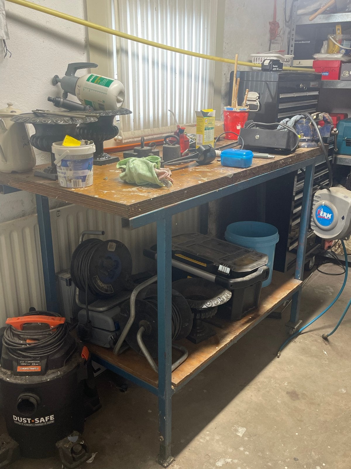 Stevige verrijdbare werkbank met bankschroef en haspel, Ophalen, Gebruikt, 120 tot 170 cm, Bankschroef