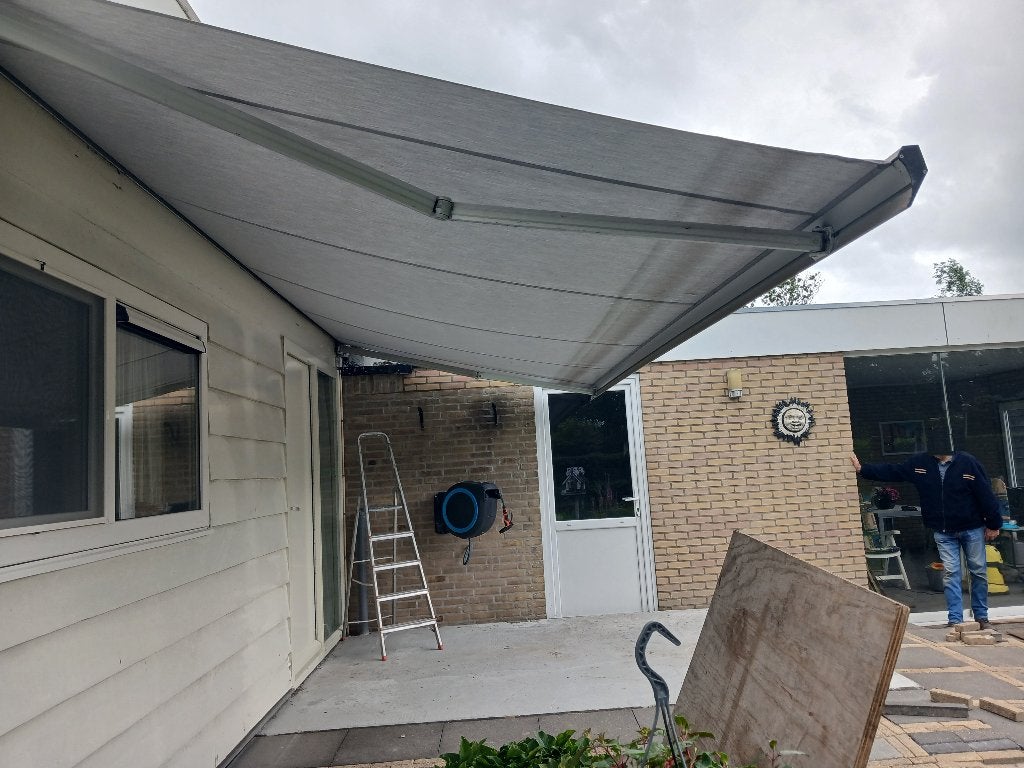 Knikarm Zonnescherm 560x200 cm Lichtgrijs Elektrisch, Tuin en Terras, Ophalen, Gebruikt, 450 cm of meer, Elektrisch