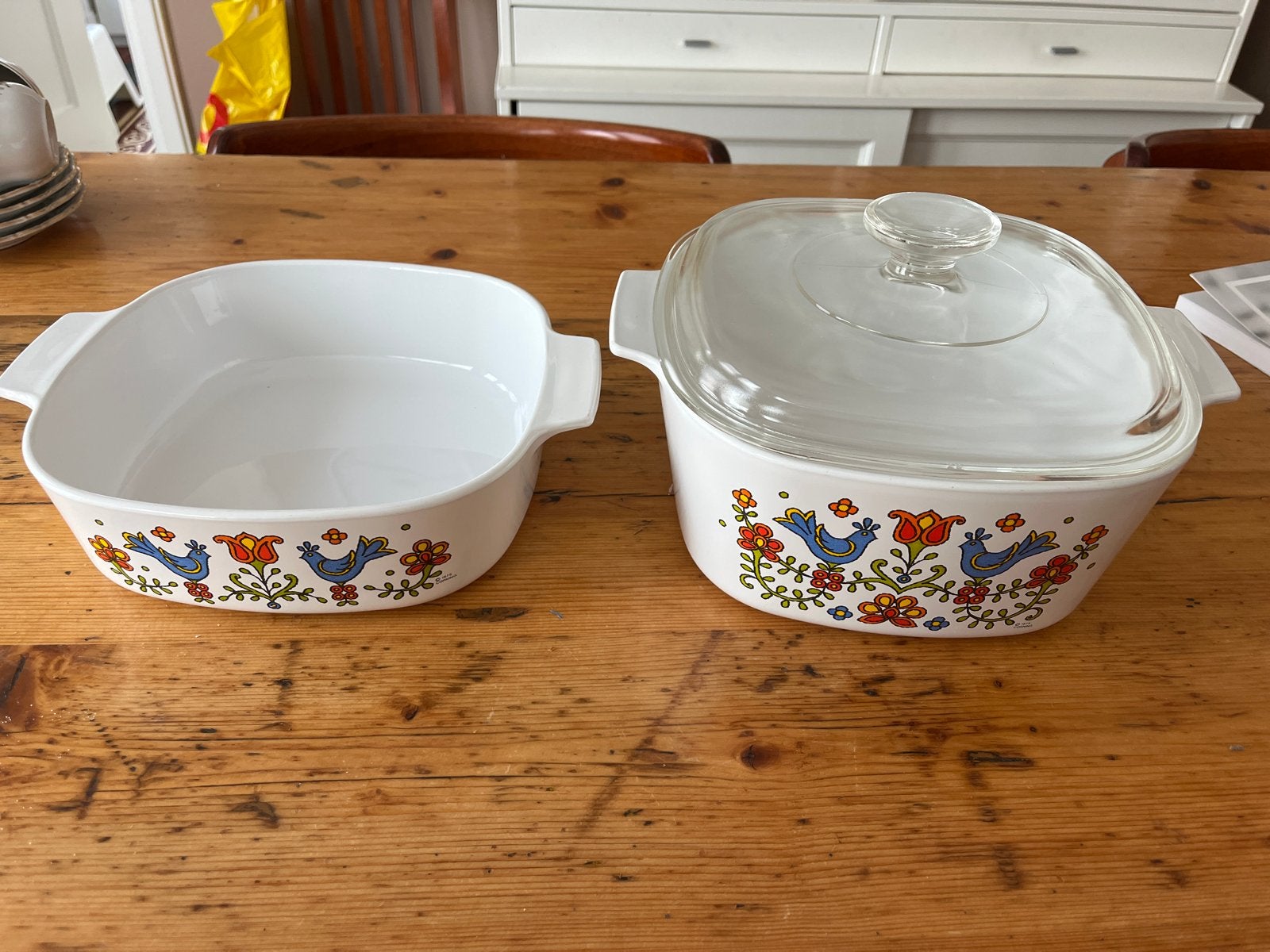 Vintage Pyrex Ovenschaal met Deksel - Vrolijk Bloemenpatroon, Huis en Inrichting, Keuken | Keukenbenodigdheden, Ophalen of Verzenden