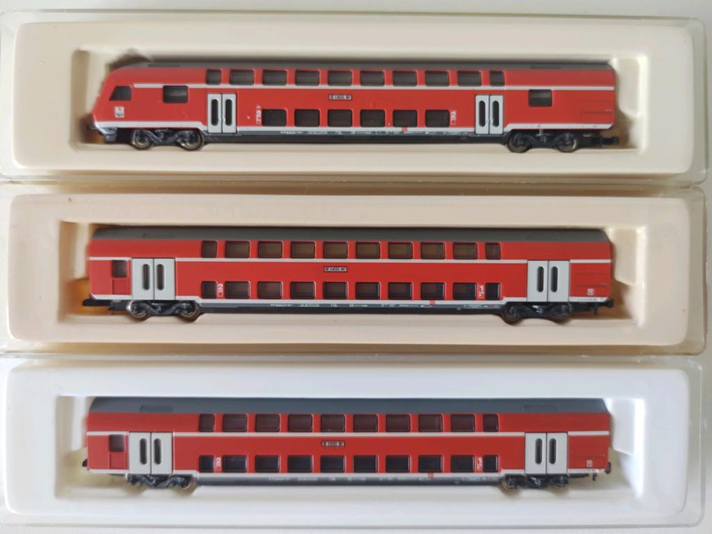 MÄRKLIN Z wit rode DUBBELDEKS rijtuigen 87292 (2x) en 87293, Hobby en Vrije tijd, Gelijkstroom, Wagon, Ophalen of Verzenden, Zo goed als nieuw