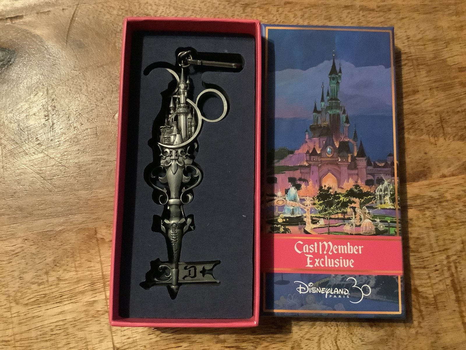 Disneyland Parijs 30 jaar Cast Member sleutelhanger, Ophalen of Verzenden, Sneeuwwitje of Doornroosje, Nieuw, Overige typen