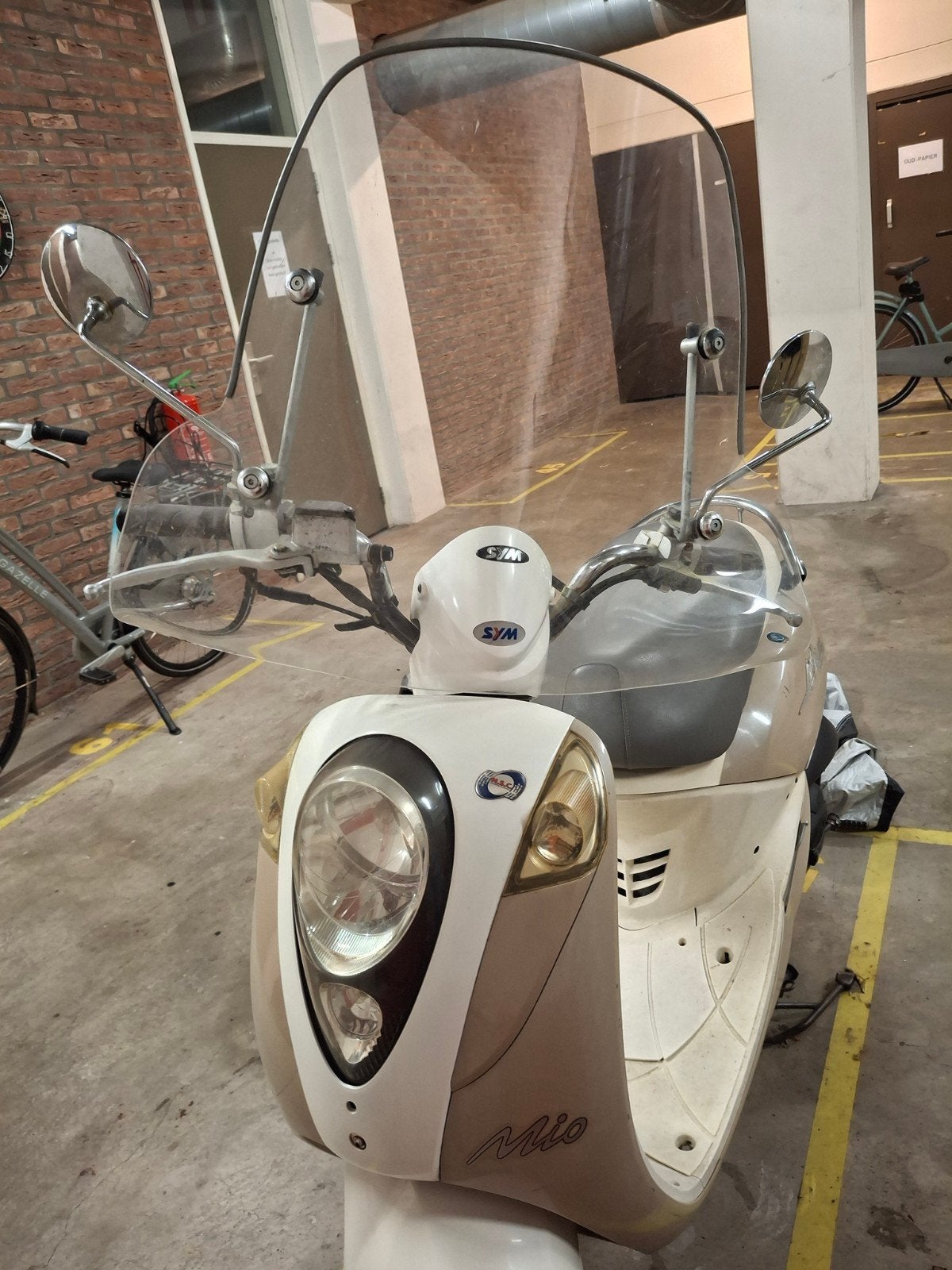 SYM Mio Scooter - Beige/Wit - Inclusief Hoes, Fietsen en Brommers, Gebruikt, Maximaal 45 km/u, Benzine, Ophalen