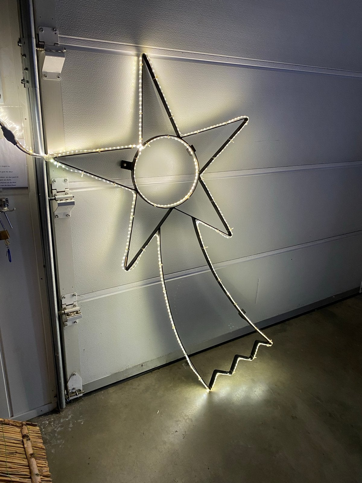 Metalen kerstster bekleed met ledverlichting 130 cm groot, Ophalen