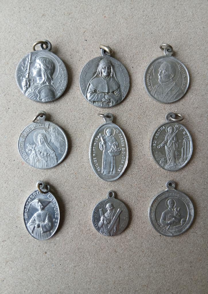 9 oudere medailles van beroemde Heiligen, Ophalen of Verzenden, Gebruikt, Sieraad, Christendom | Katholiek