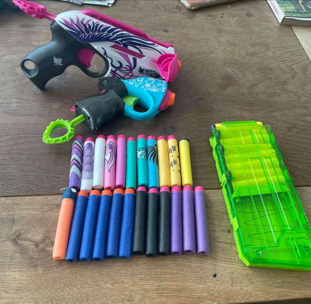 2 Nerf Rebelle Blasters met veel pijltjes, Ophalen of Verzenden, Zo goed als nieuw