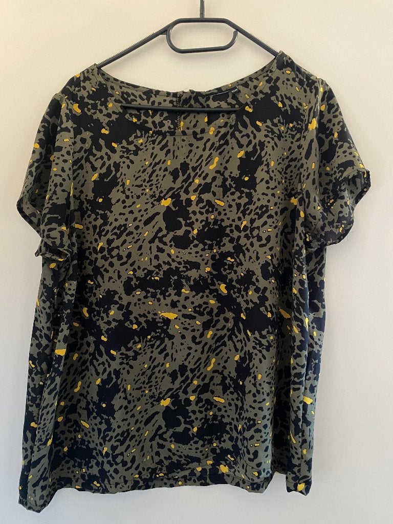 T-shirt groen/zwart/geel ritsje achter m, Maat 38/40 (M), Overige kleuren, Nieuw, Ophalen of Verzenden