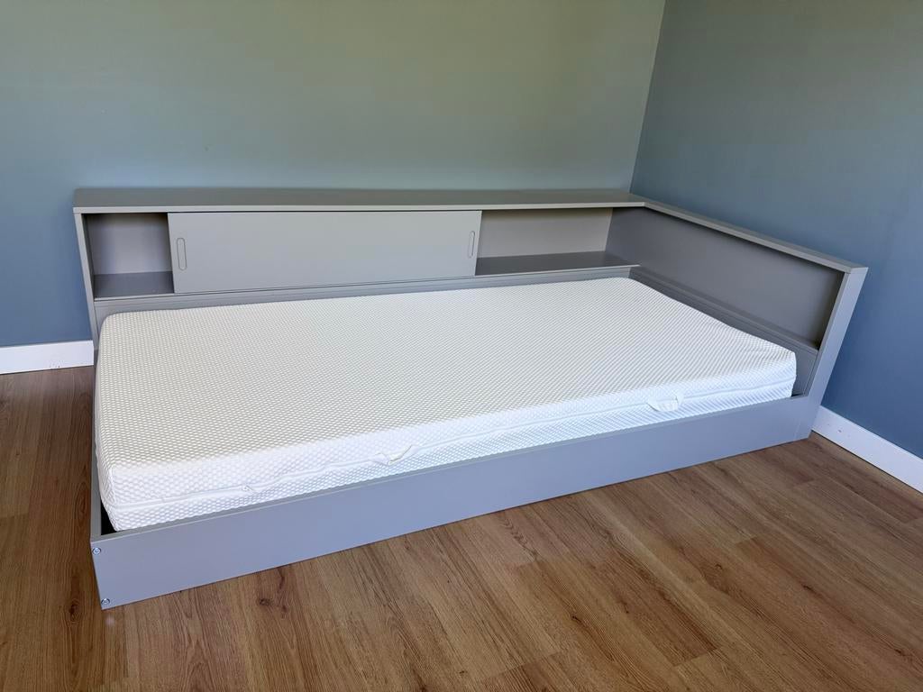 Woood Connect hoekbed betongrijs incl. lattenbodem & matras, Ophalen, 90 cm, Eenpersoons, Zo goed als nieuw