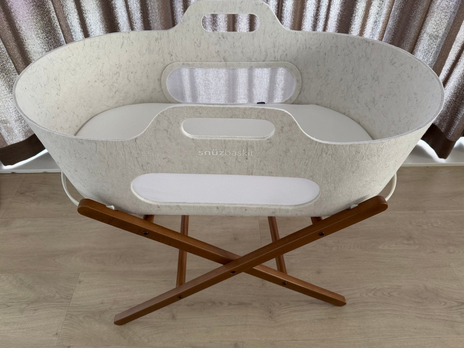 SnuzBaskit Wieg met standaard en extra lakens, Kinderen en Baby's, Ophalen, Zo goed als nieuw, Wieg