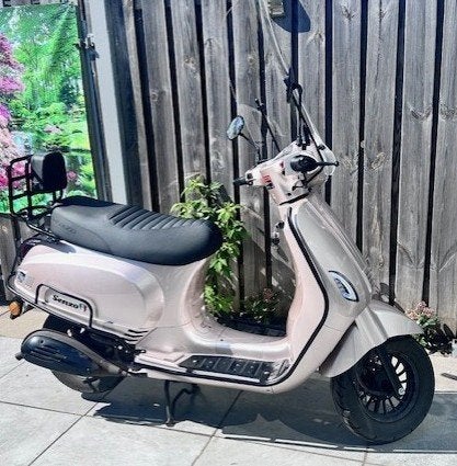 scooter bieden vanaf 750,- euro., Fietsen en Brommers, Ophalen of Verzenden, Zo goed als nieuw, Benzine, Senzo riva lux