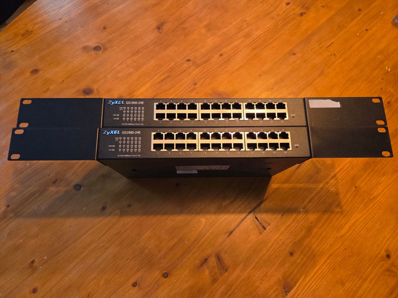 2x Zyxel GS1900-24E Switch, Computers en Software, Ophalen of Verzenden