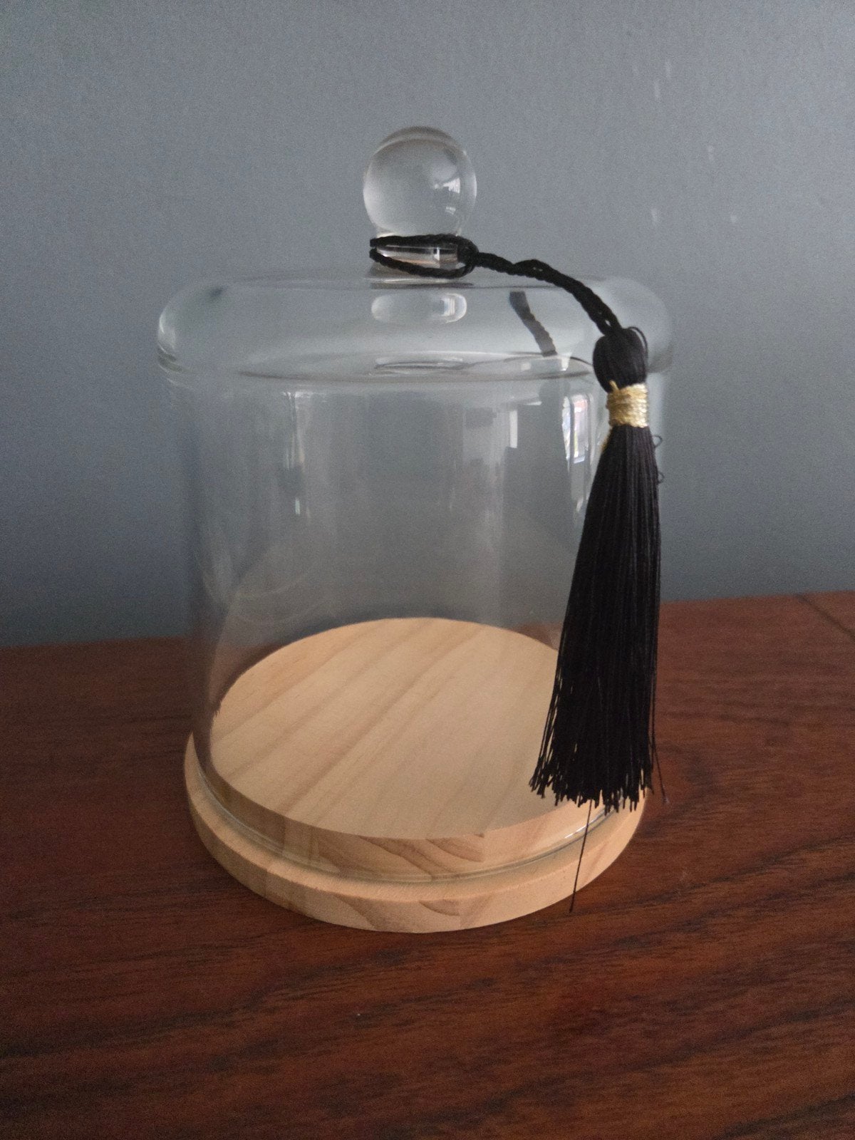 Glazen stolp met houten voet – decoratieve display, Huis en Inrichting, 11 cm, Nieuw, Ophalen of Verzenden, Met plateau