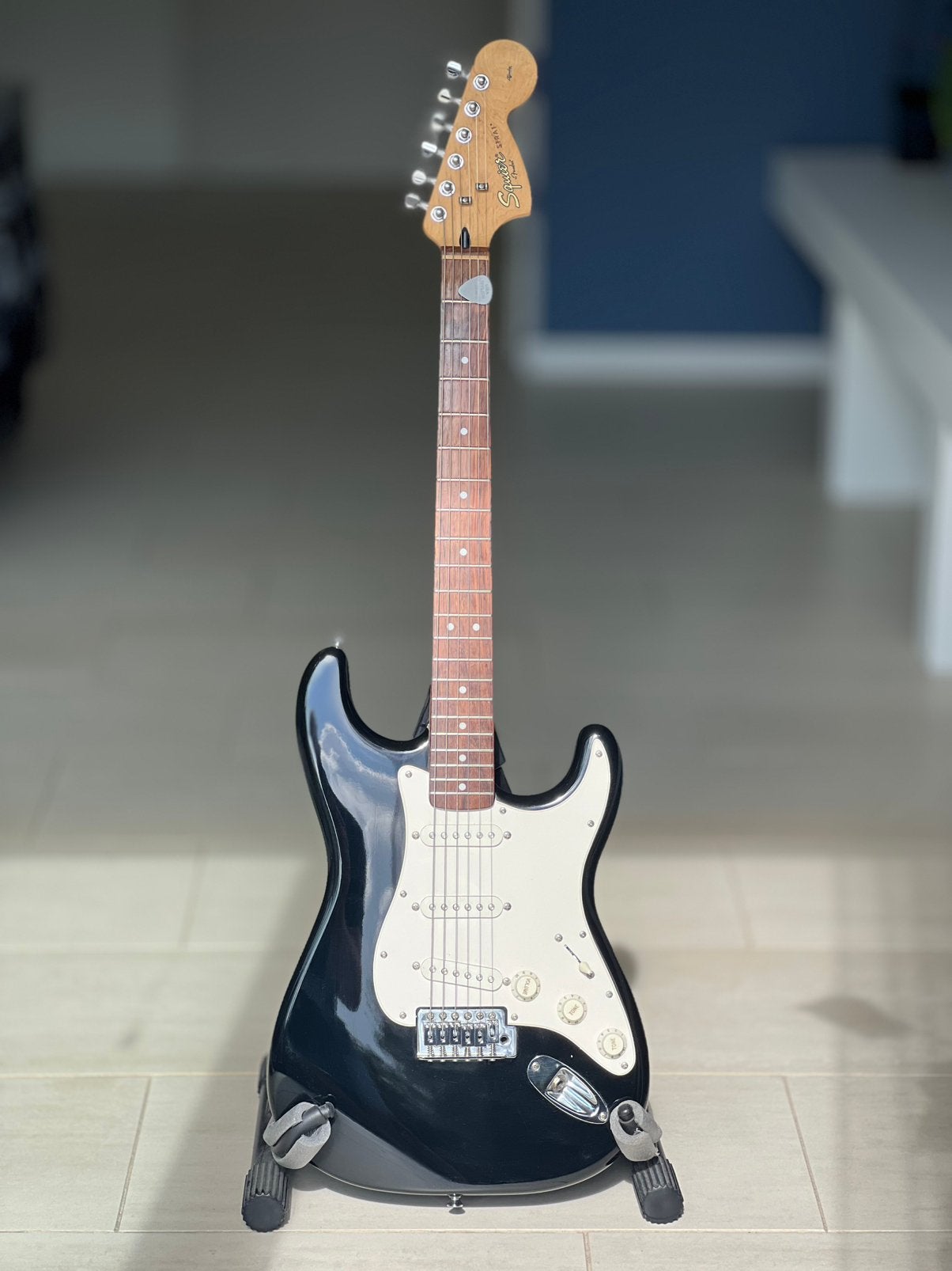 Te koop Fender Squier Stratocaster incl. koffer en standaard, Ophalen of Verzenden, Zo goed als nieuw, Solid body, Fender