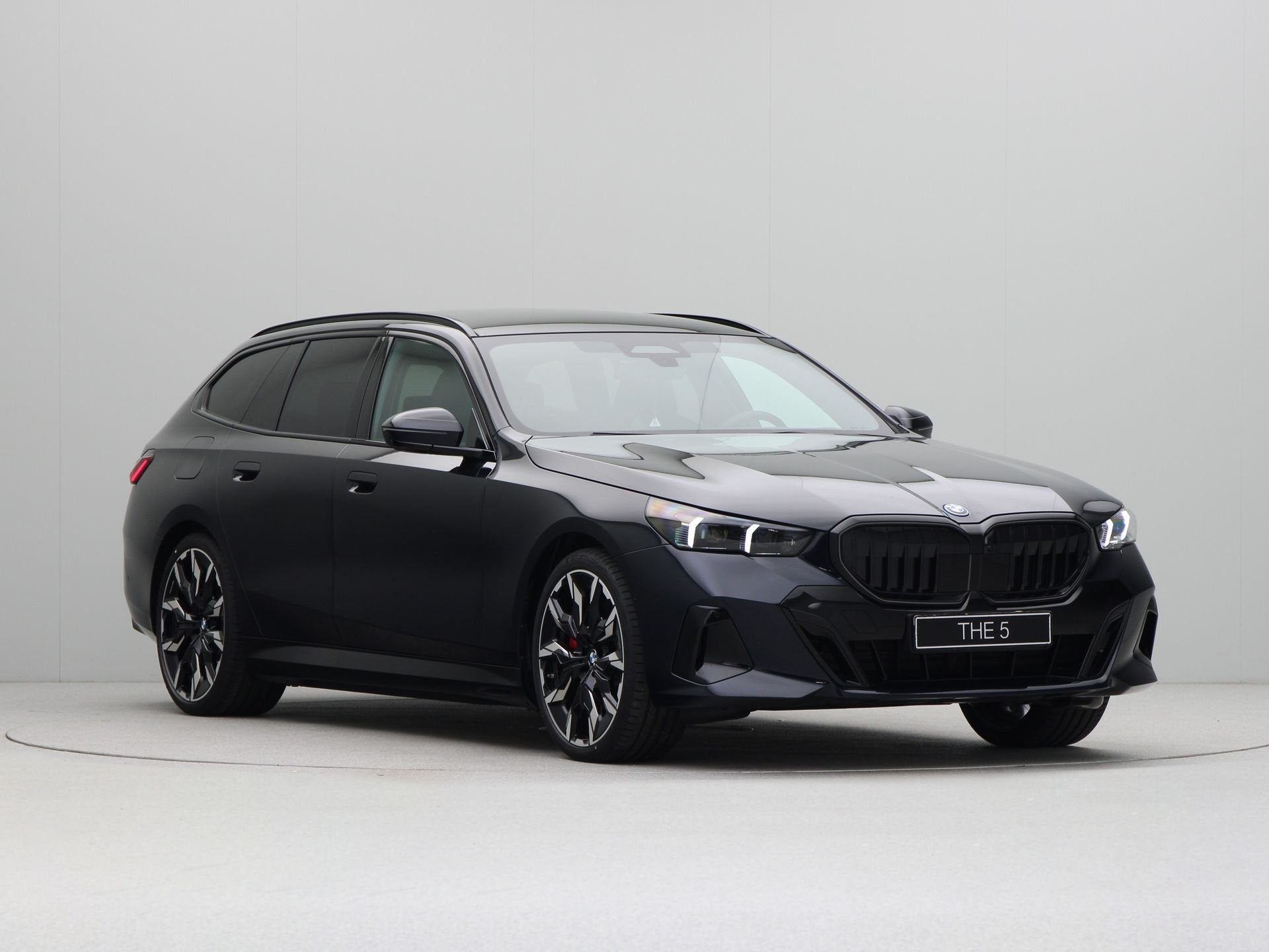 BMW 5 Serie Touring 550e xDrive (bj 2026, automaat), Auto's, Automaat, Zwart, Overige brandstoffen, Zwart