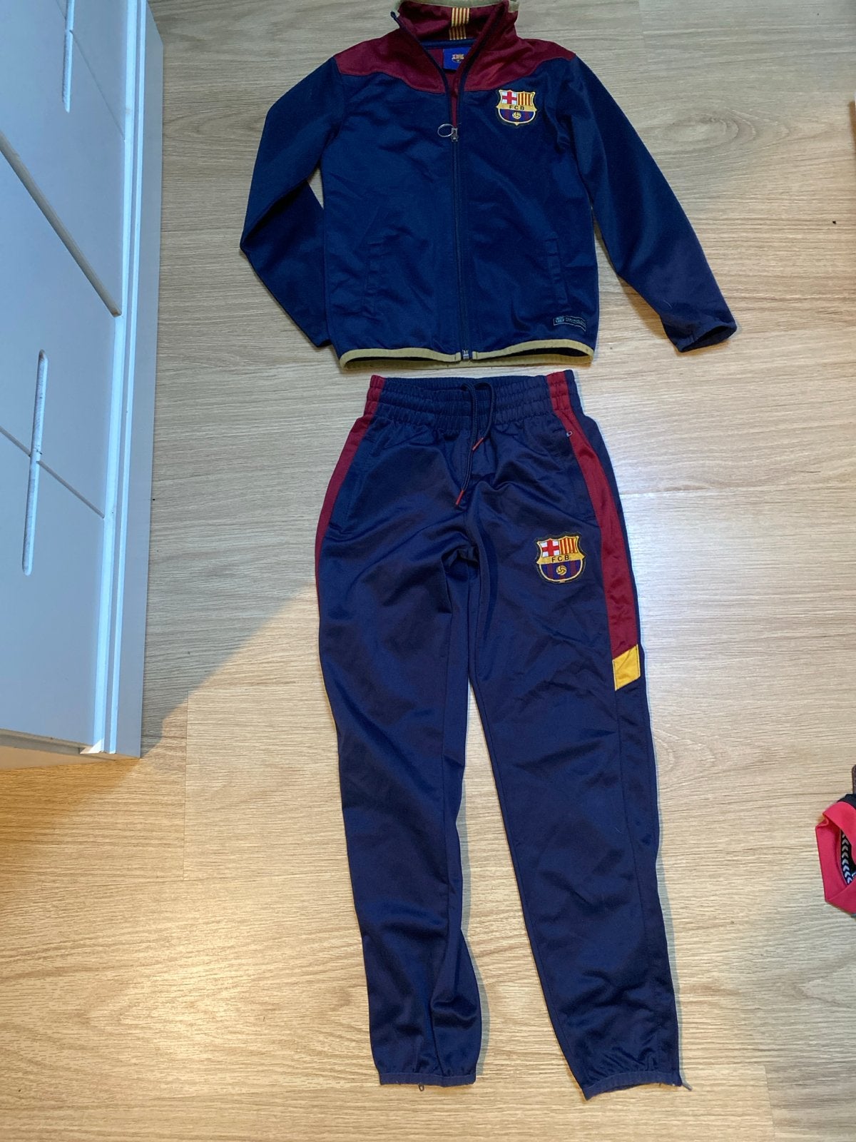 FC Barcelona trainingspak maat 8 (122-128), Ophalen of Verzenden, Gebruikt, Jongen of Meisje, Sport- of Zwemkleding