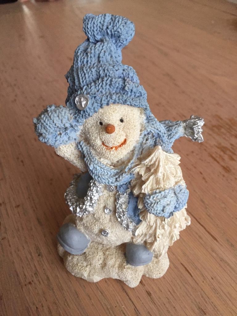 beeldje sneeuwpop licht blauw, Diversen, Kerst, Ophalen of Verzenden, Zo goed als nieuw