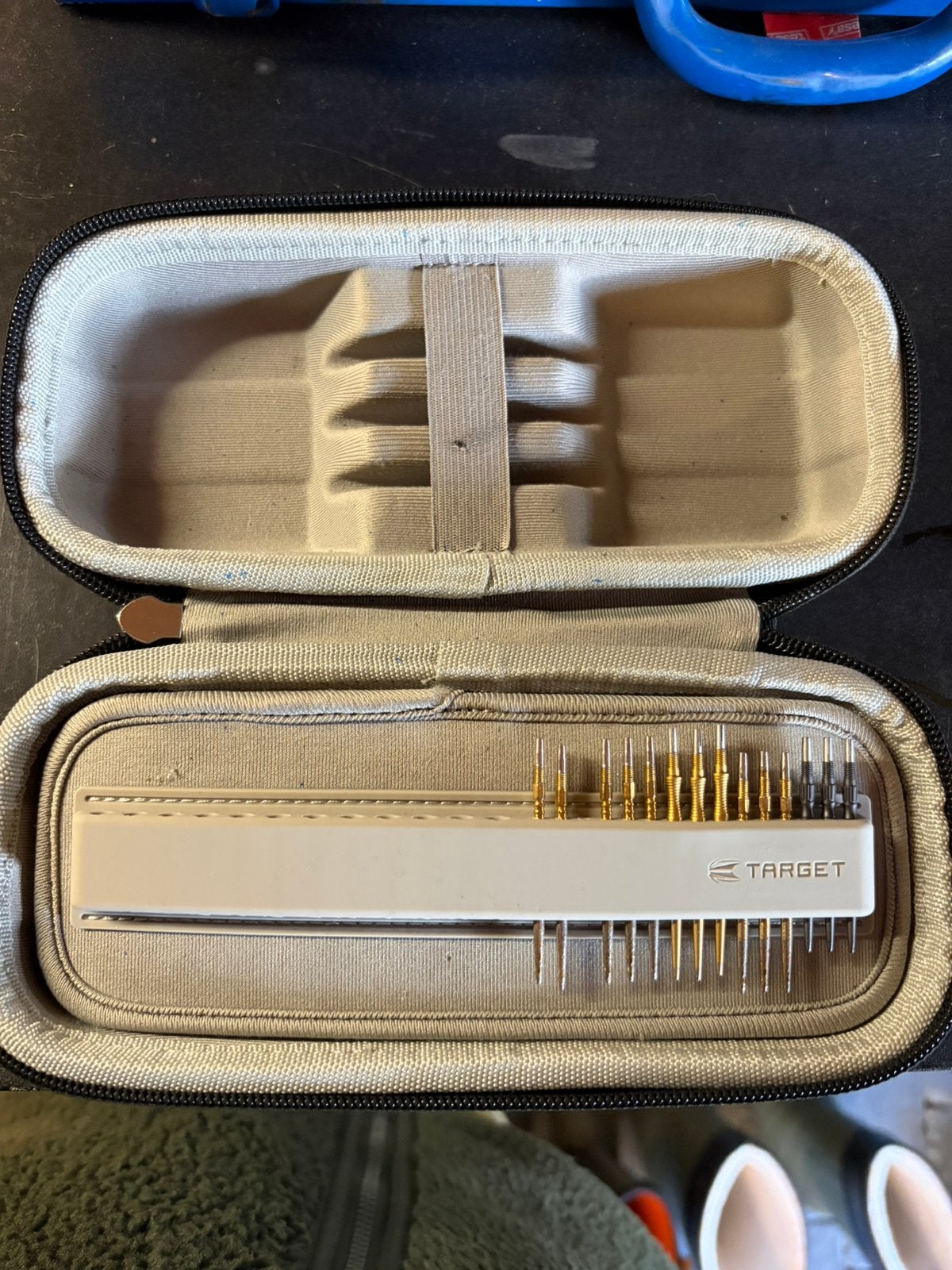Target boa darts case incl swiss points, Ophalen of Verzenden, Zo goed als nieuw, Pijlen