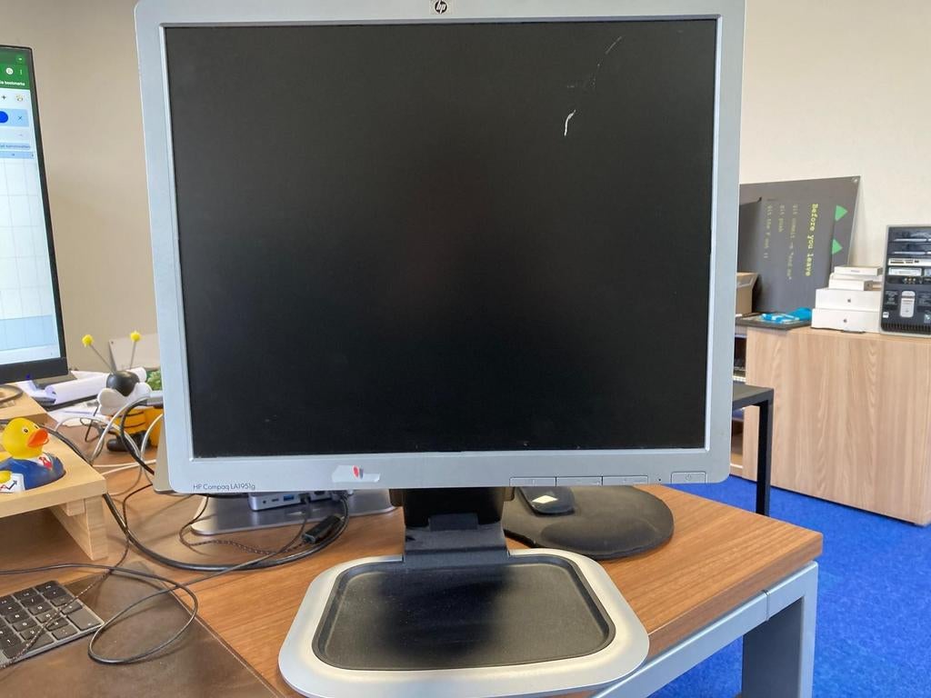 Twee oude monitors gratis af te halen, Computers en Software, Ophalen, Gebruikt, Overige typen, Overige resoluties