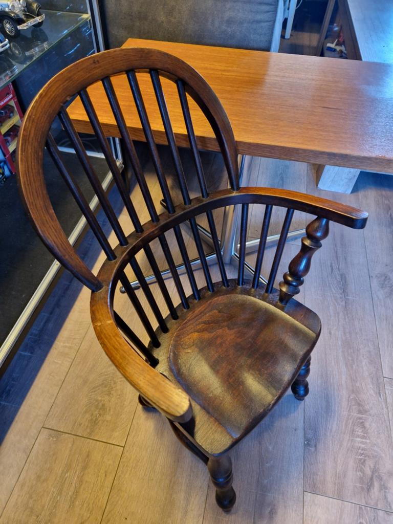 Antique style Windsor wooden Children high back armchair, Ophalen of Verzenden, Bruin, Eén