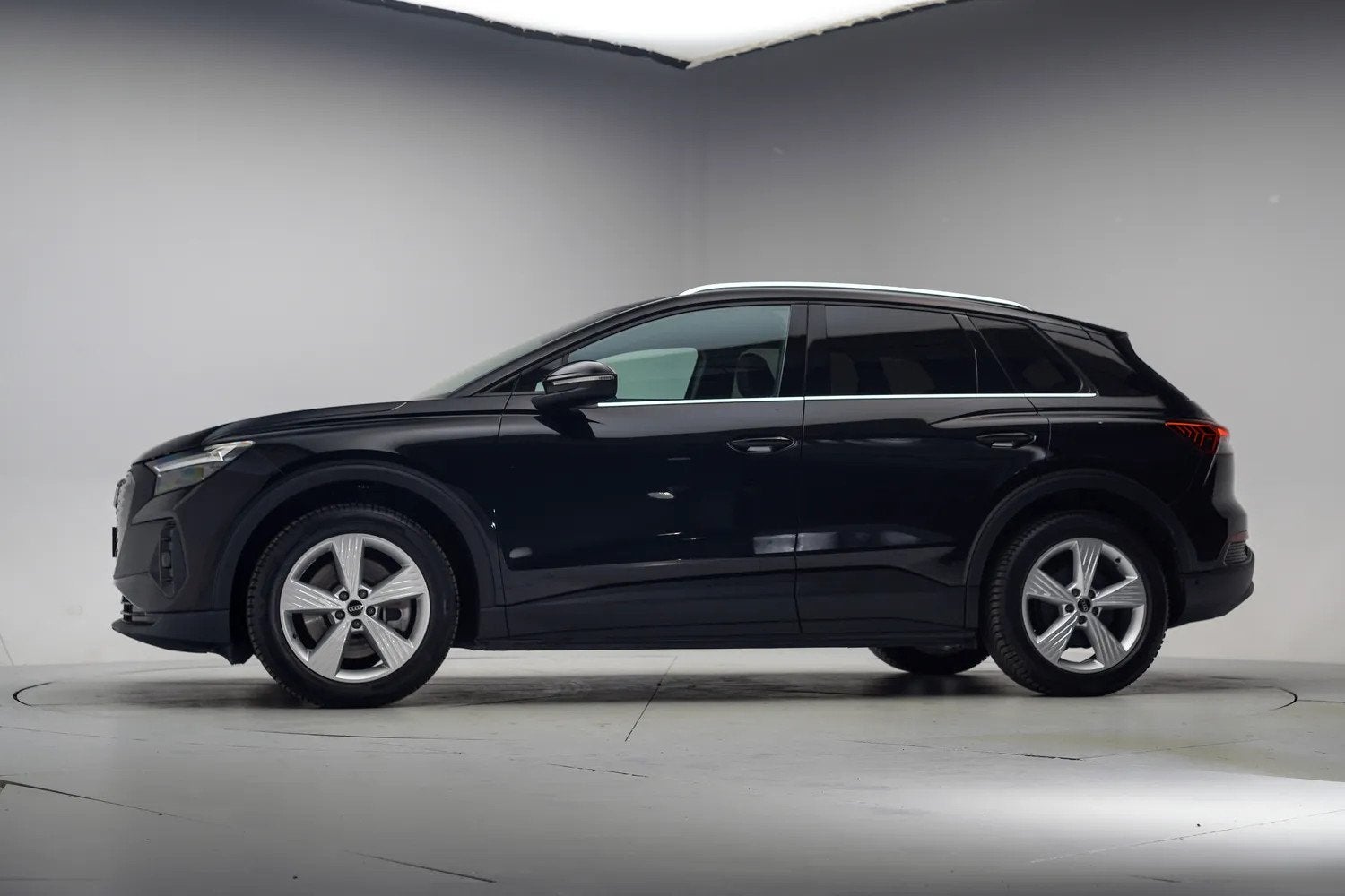 Audi Q4 e-tron 40 Launch Edition 77kWh 3-fase [ Head-up Trek, Auto's, Audi, Automaat, Gebruikt, 495 min, Zwart
