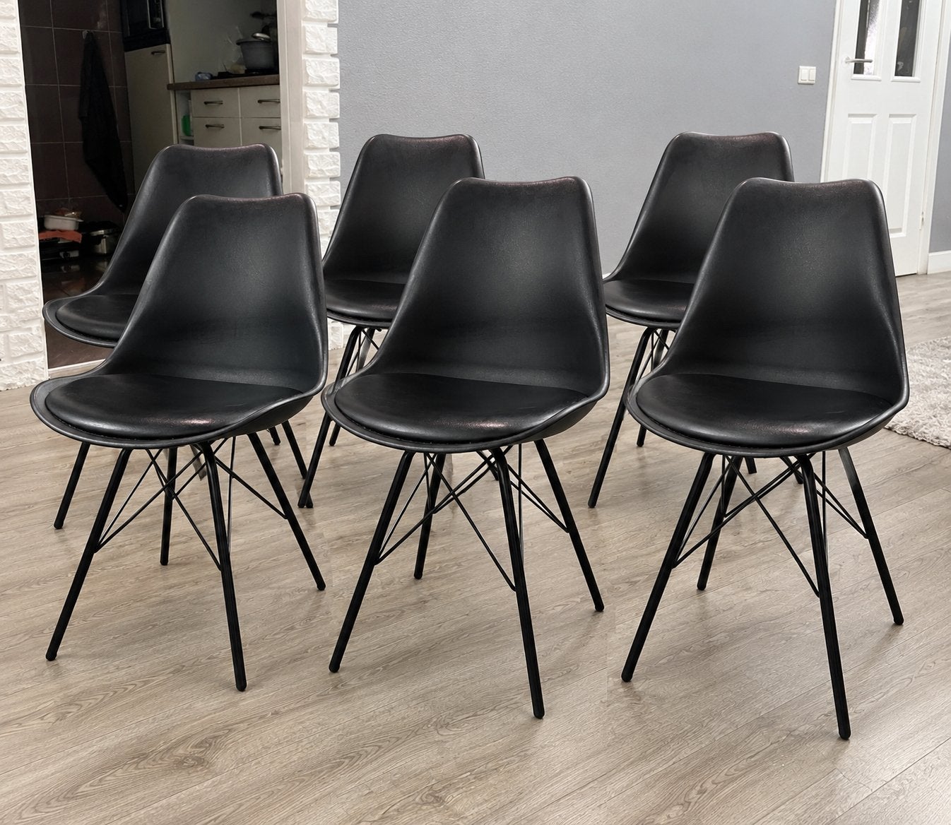 6 stuks Zwarte Eames-stijl stoel met metalen onderstel, Huis en Inrichting, Kunststof, Zwart, Ophalen of Verzenden, Zo goed als nieuw
