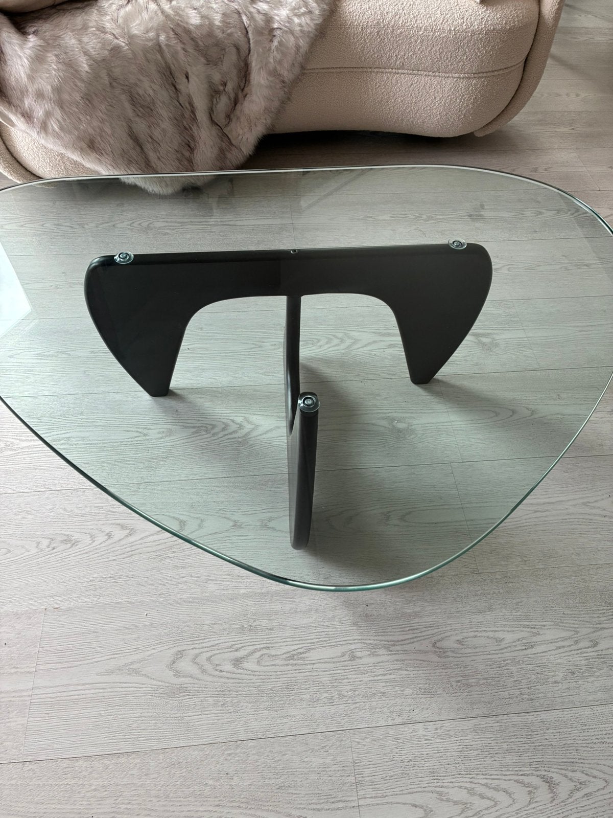 Moderne glazen salontafel met uniek onderstel, Huis en Inrichting, Tafels | Salontafels, Gebruikt, 100 tot 150 cm, Glas, Overige vormen