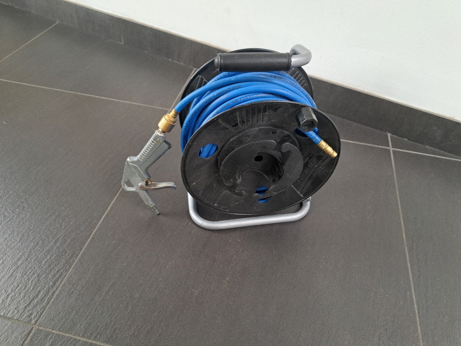 Luchtslanghaspel met blaaspistool, Doe-het-zelf en Verbouw, Compressors, Ophalen, Gebruikt, 6 tot 10 bar, Minder dan 200 liter/min