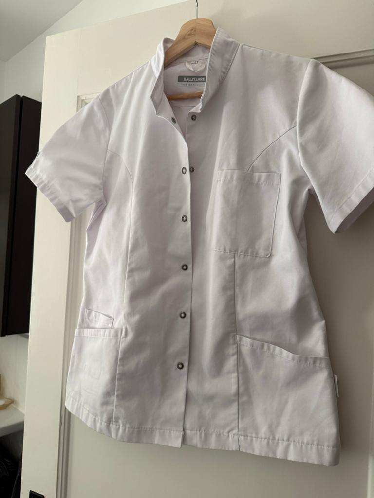 Witte Ballyclare zorgjasje - Maat M, Kleding | Dames, Ophalen of Verzenden, Nieuw