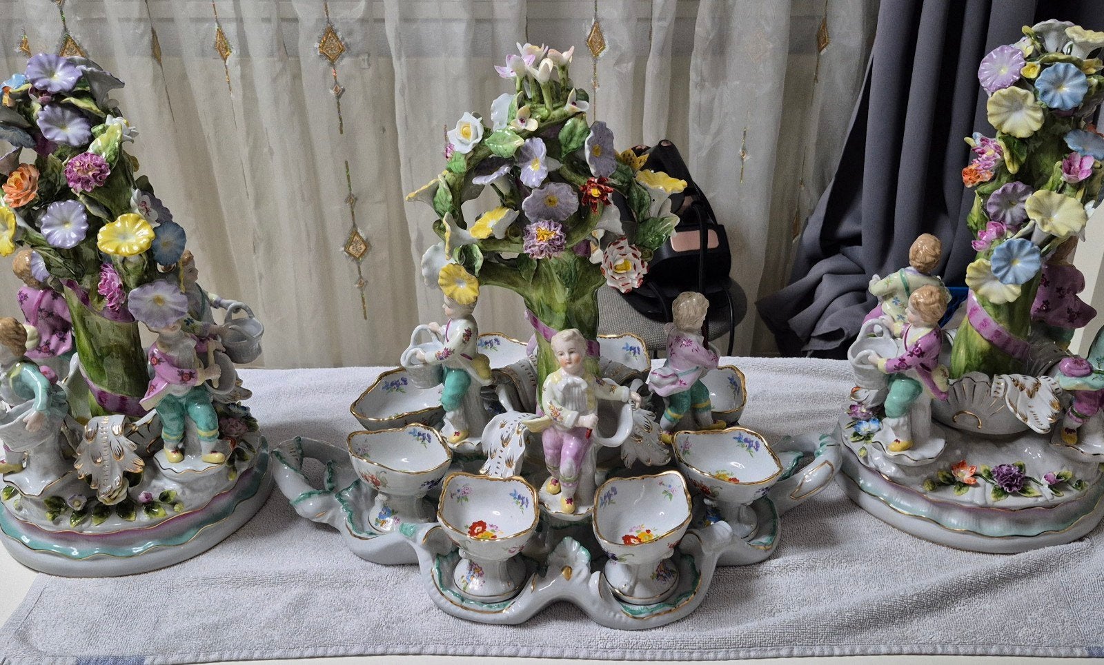 Antieke Porseleinen kaststel met Kinderfiguren, Ophalen