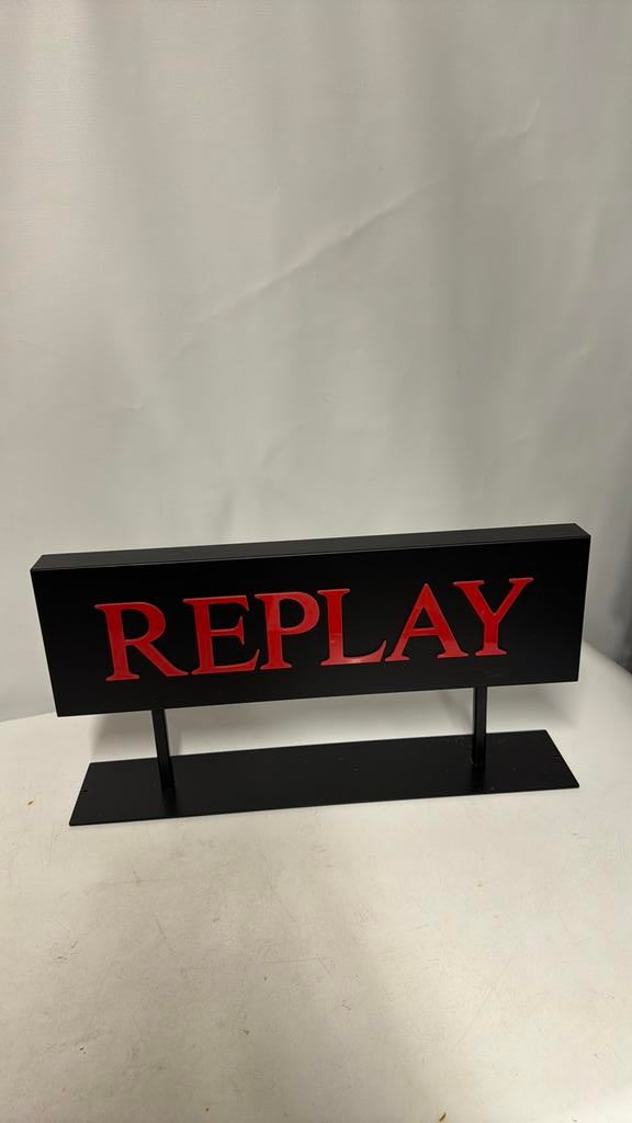 Replay reclame bord collectors item, Verzamelen, Merken en Reclamevoorwerpen, Ophalen of Verzenden, Reclamebord
