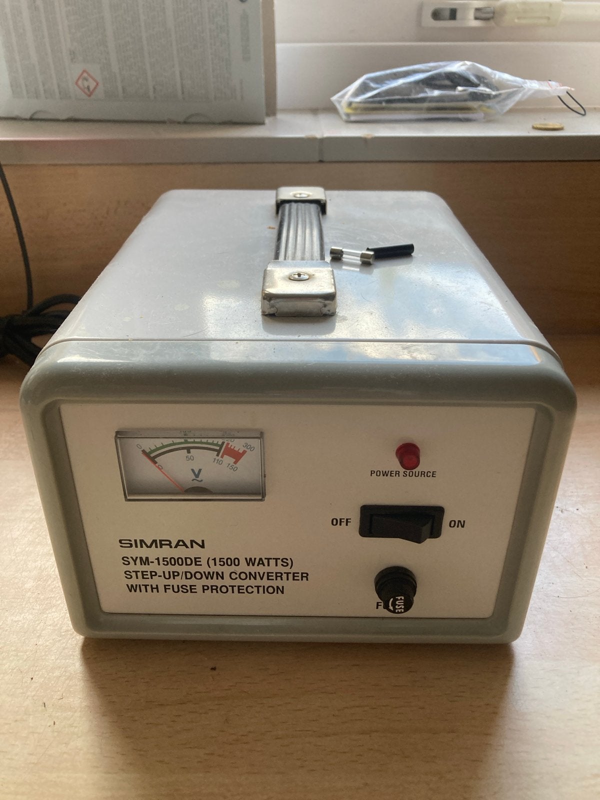 SIMRAN SYM-1500DE Step-Up/Down Converter 110V naar 220V, Ophalen, Zo goed als nieuw