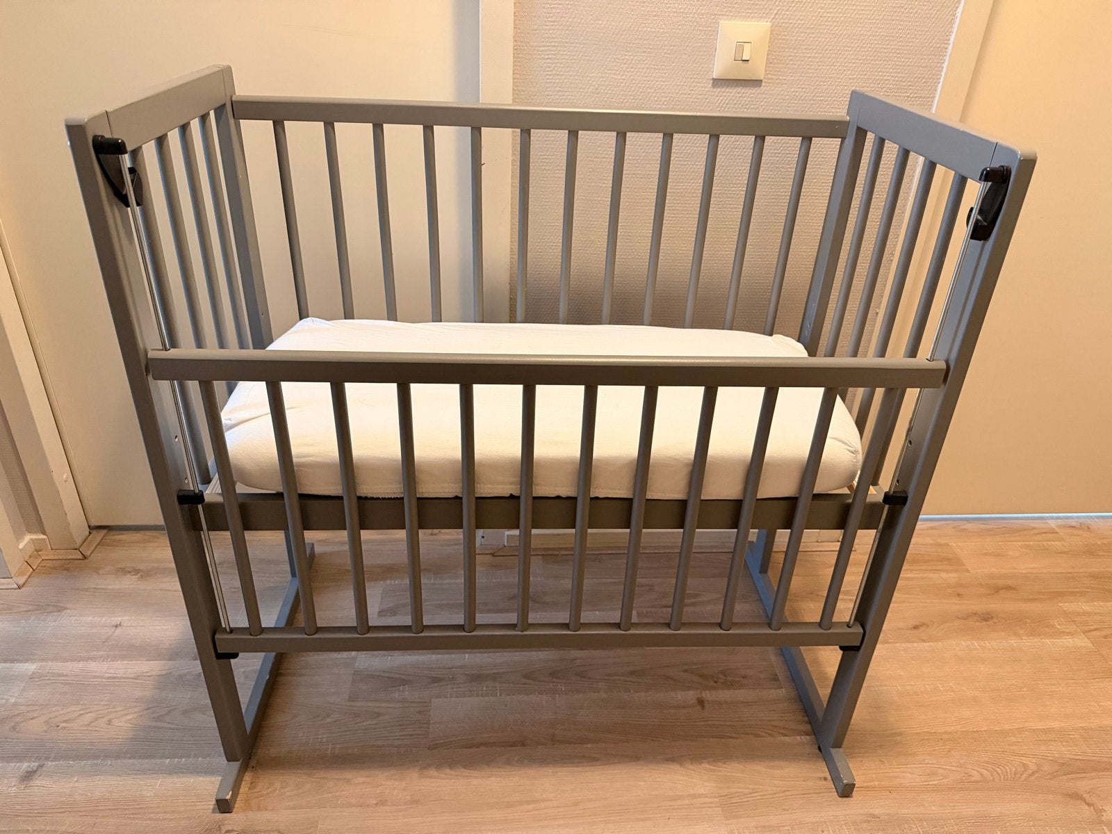 Petit Amelie Co-sleeper Grijs met Matras en Hoezen, Kinderen en Baby's, Ophalen, Gebruikt, Wieg