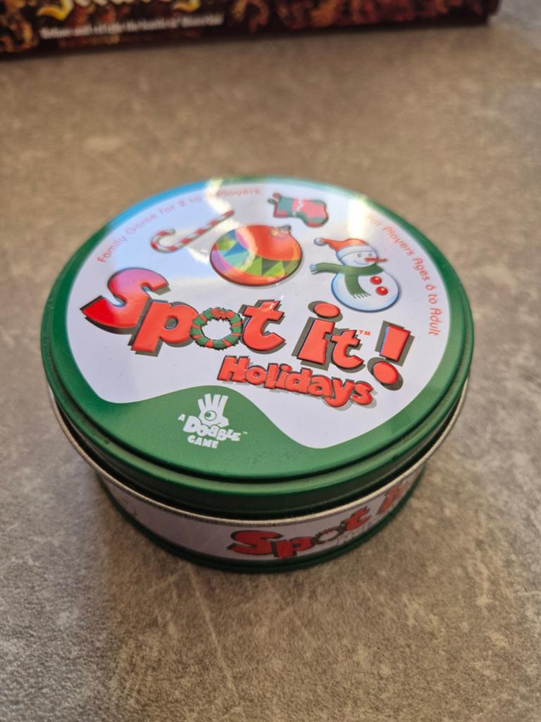 Spot It! Holidays - Compleet kaartspel in blik, Vijf spelers of meer, Ophalen of Verzenden, Zo goed als nieuw, Asmodee