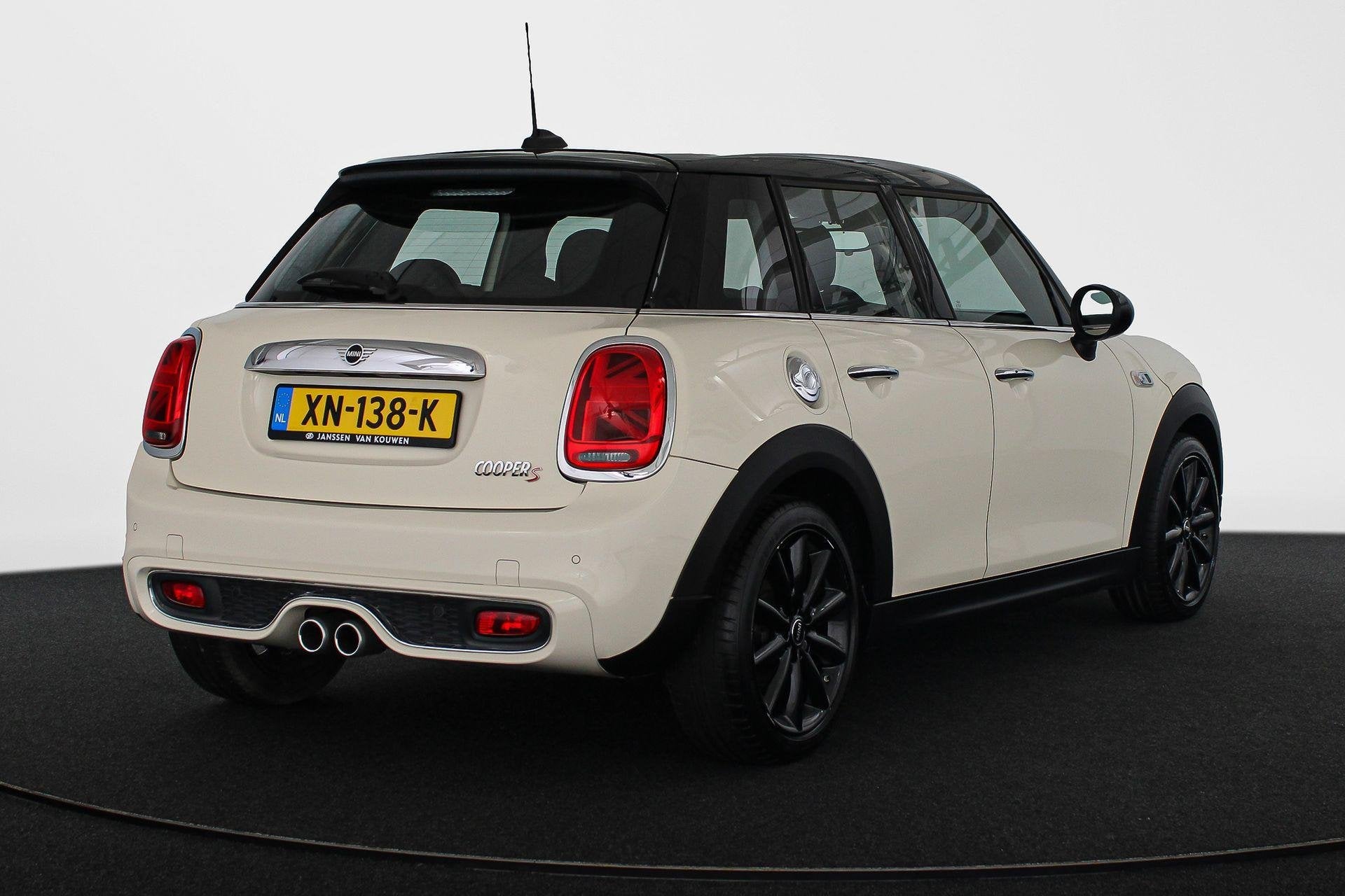 MINI 5-Deurs 2.0 Cooper S Chili Adaptive cruise Keyless Head, Auto's, Mini, 1998 cc, Gebruikt, Leder en Stof, Wit