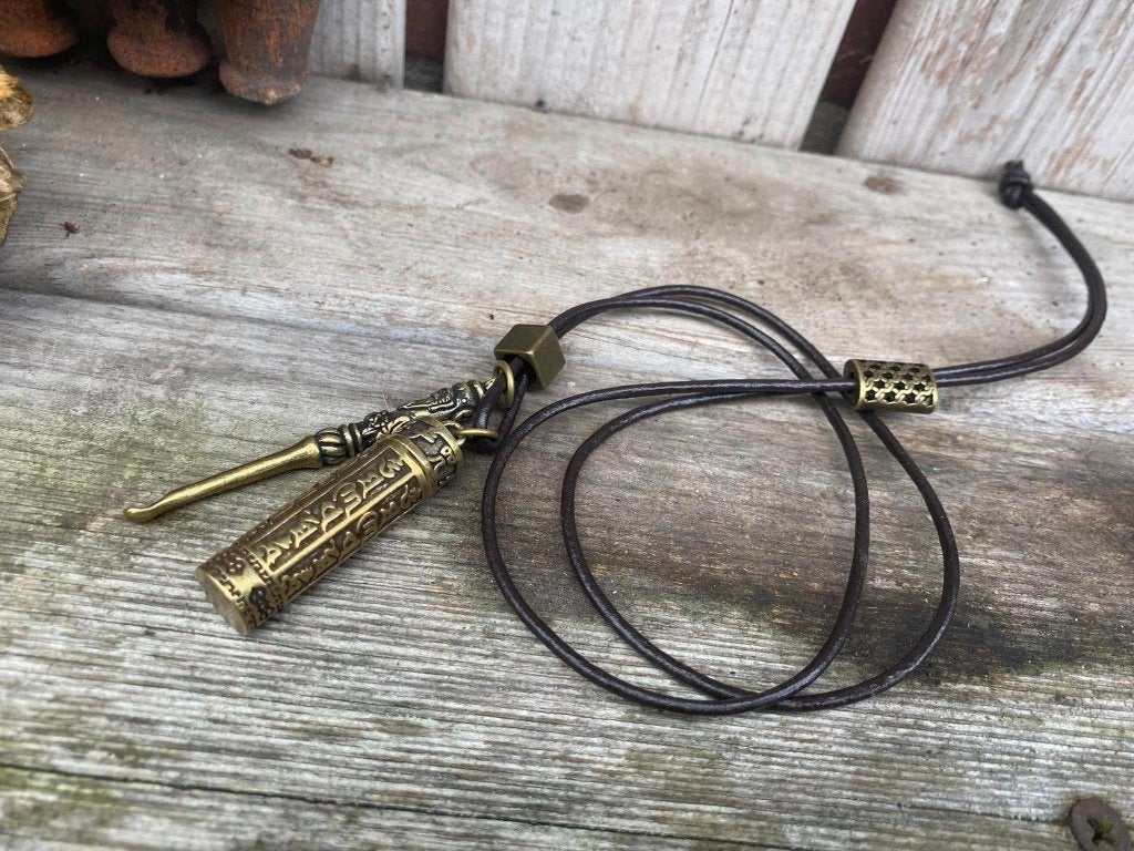 Super mooie ashanger versierd met mantra aan leren ketting., Sieraden, Tassen en Uiterlijk, Kettingen, Overige materialen, Verstelbaar