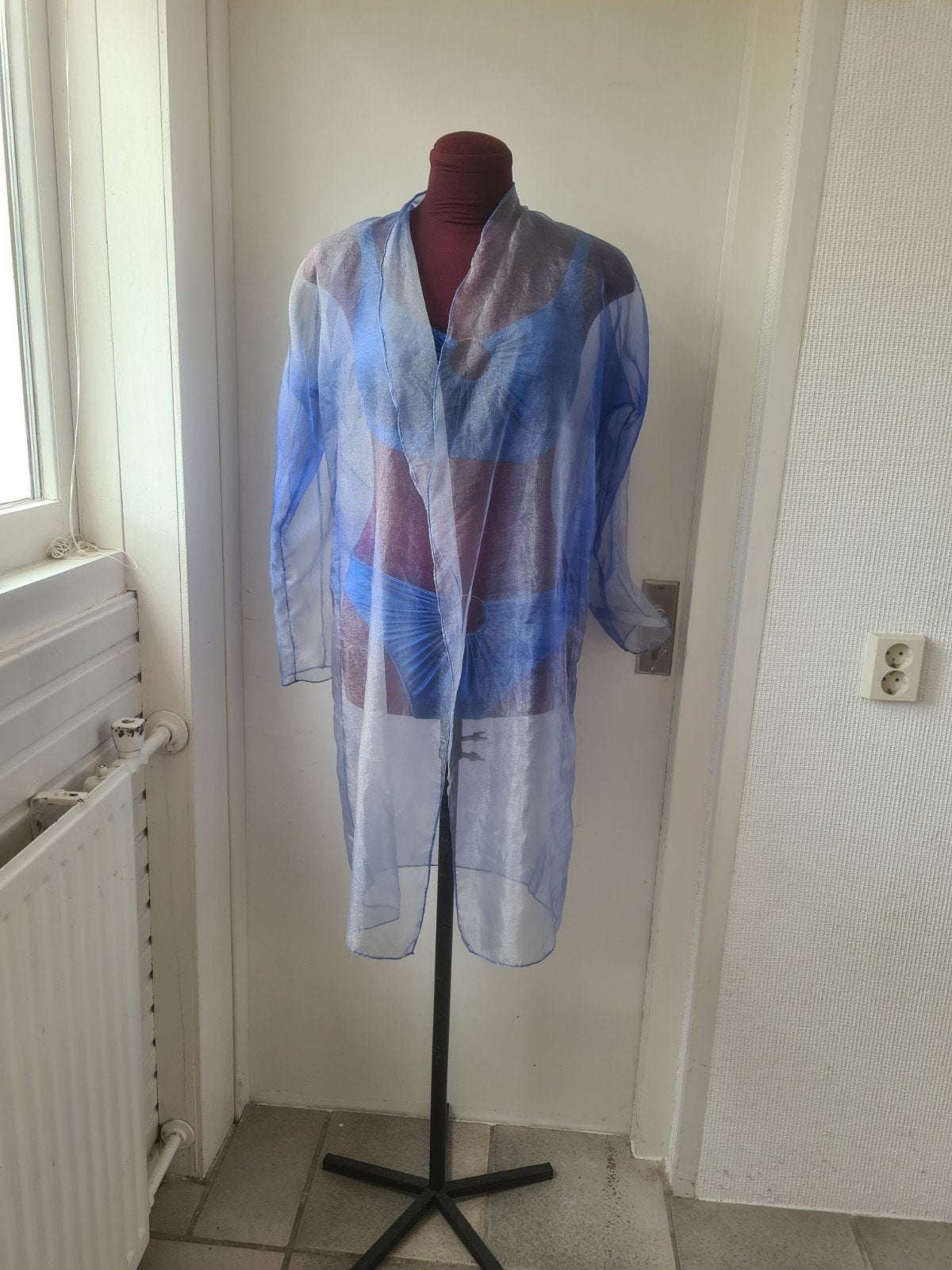 Blauw satijnen jurkje met bloemenbandjes en kimono, Ophalen of Verzenden, Zo goed als nieuw, Blauw, Overige typen
