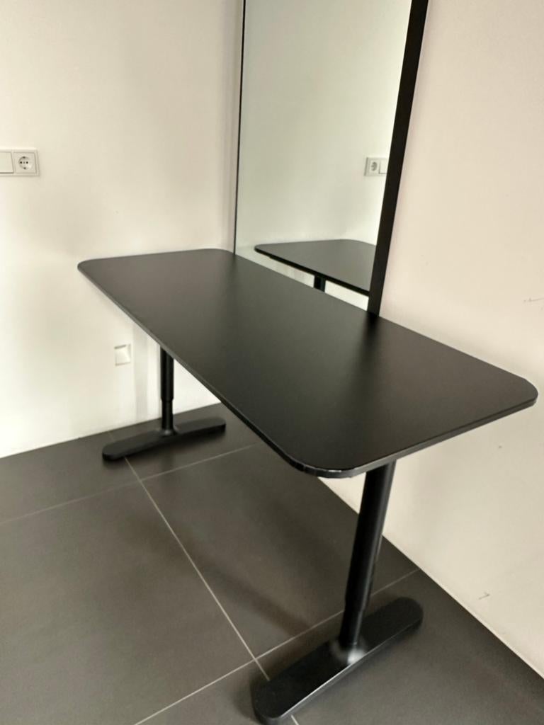 Verstelbaar bureau 140 x 60 cm, Huis en Inrichting, Bureaus, Ophalen of Verzenden, In hoogte verstelbaar, Gebruikt